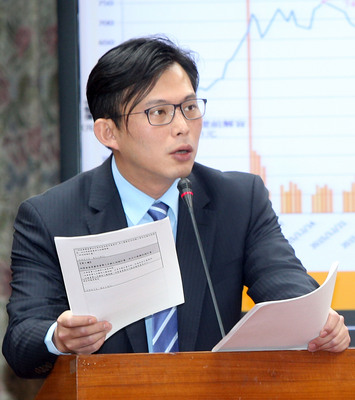 中研院院長翁啟惠今日赴立院備詢，遭立委輪番砲轟要求辭職，但中研院出身的黃國昌，並未質詢翁啟惠，反倒是直指中研院技轉規範漏洞，認為利益迴避原則內容違背一般的法律設計原理，若不修正，將來類似浩鼎案的狀況還會再發生。（中央社資料照）