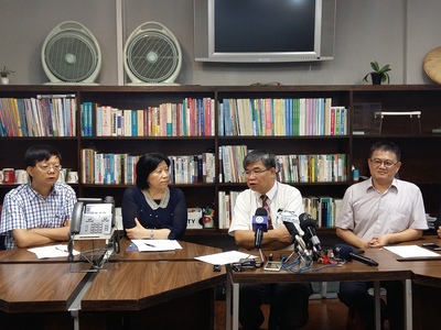 教育部18日舉行記者會,由教育部次長蔡清華(右2)宣布,除了重要活動、體育課及實習(驗)課可規定高中職學生穿特定服裝外,學生可選擇合宜混合穿著制服、運動服及學校認可的其他服裝(班服、社團服裝),且829開學日就適用。(中央社)