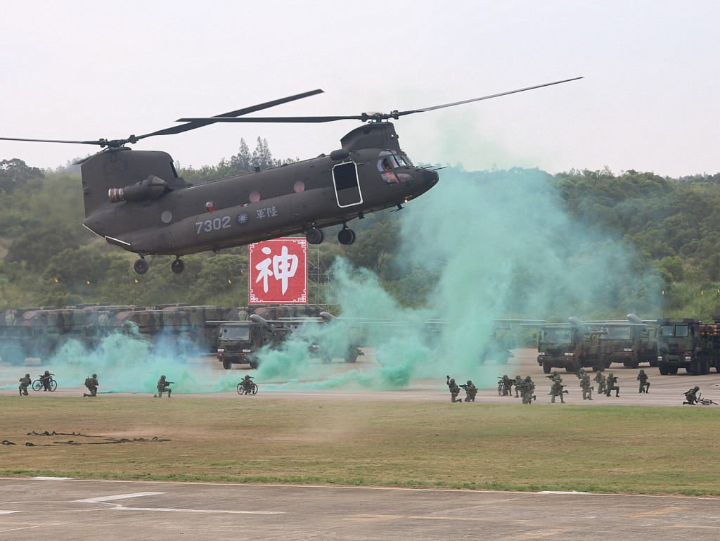 北京上周大閱兵之後,今天起進入我國防部「漢光周」。圖為今年7月4日在新竹舉行的國防戰力展示,演練空地快速突擊作戰。(資料照片,記者何豪毅攝)20150907