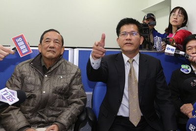 台中市副市長林陵三（左）因交通部長任內的長生國際中正機場捷運標案，遭監察院彈劾，左2為台中市長林佳龍。（資料照片，中央社）20150205