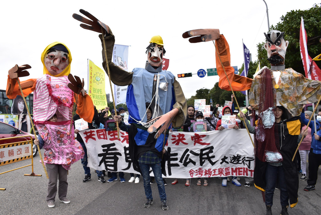 台灣移工聯盟將於明日舉行「看見非公民大遊行」，希望能喚起台灣人與移工對於政治權的討論，也將以大型「非公民人偶」的行動劇展示「移工公投」的投票結果。圖／鍾孟軒攝（資料照）