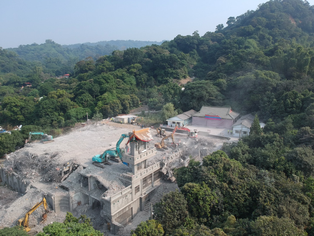 碧雲禪寺新違建二樓最後一面牆今拆除完畢，後方百年古剎露臉出來顯現莊嚴古貌，縣府已將之列入歷史建物，將依文資法規定輔導整理及綠美化，期成為宗教勝地。（彰化縣政府）