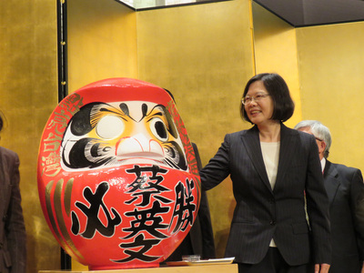 民進黨總統參選人蔡英文6日晚間接受旅日僑胞設宴歡迎，並透露這次赴日肩負經濟交流任務，將強化台日兩地產業連結，並推動台日產業同盟，提升台灣產業競爭力。（中央社）