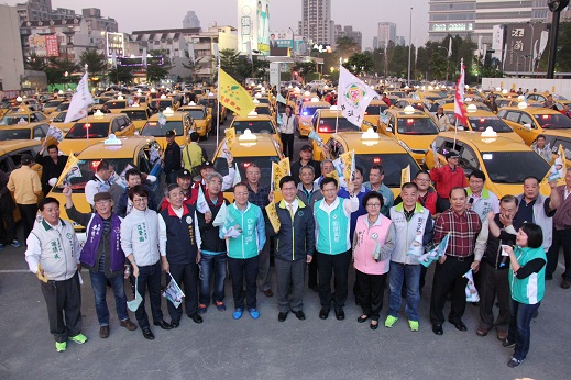 「夢想成真！」台中市長林佳龍宣布跟進台北市成立「計程車專屬停車區」，提供免費停車休息，將來進一步加碼規劃有簡易盥洗設施，助恢復元氣，安全駕駛。（小英大仁中市總部提供）