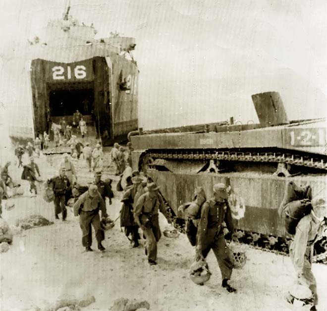 圖為中光艦於金門搶灘料羅灣, 士兵自海軍陸戰隊的水陸兩棲裝甲車旁走過。（圖片：網路資料）