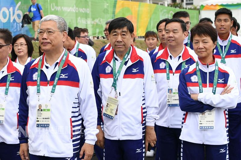 網球國手謝淑薇因遭我奧運代表團副總領隊蔡賜爵（前左2）拍桌而怒退台灣體壇，他隨即被爆長期承攬台灣選手出國比賽。圖/中央社