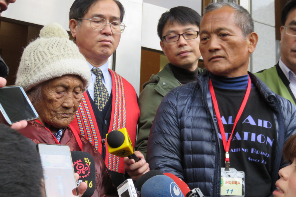 台東布農族人Talum（王光祿）非常上訴案，最高法院今年2月開庭，Talum在95歲媽媽（左）陪同下出庭，希望法官將狩獵傳統文化還給原住民。圖／林冠妙（資料照片）