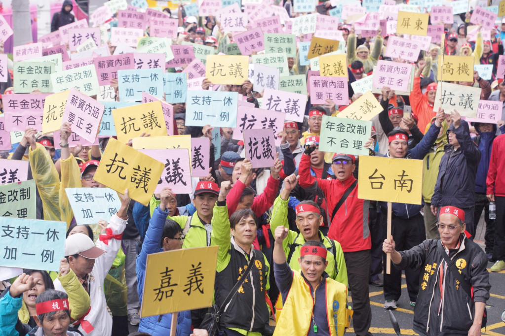 台鐵企業工會今（14）日從台北車站一路遊行至立法院表達訴求，近千名來自全台各地的員工要求交通部補足人力、加發危險津貼、營運獎金併入本俸跟年金改革等訴求。圖／張良一