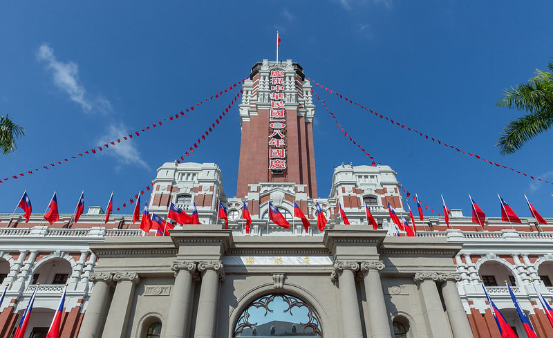 民進黨蔡英文政權又選擇「中華民國體制」，這樣的姿態是對國際社會表示，台灣就是中國的一部分，台灣插滿中華民國國旗，就是向全世界證明，台灣是中國的一部分。圖／總統府