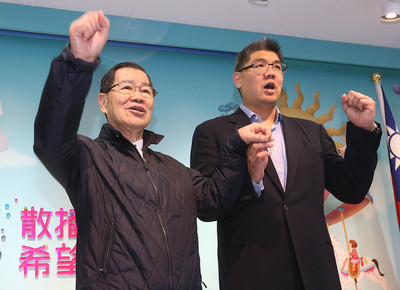 台聯市議員候選人今天在立法院召開記者會表示，對於金衛TDR坑殺散戶的問題，國民黨台北市長候選人連勝文曾稱自己「1月已辭evenstar的資深顧問」，但根據今年5月12日上市公司大魯閣纖維的年報，連勝文仍是evenstar的負責人，台聯痛批連勝文「說謊」。﹝中央社資料相片﹞