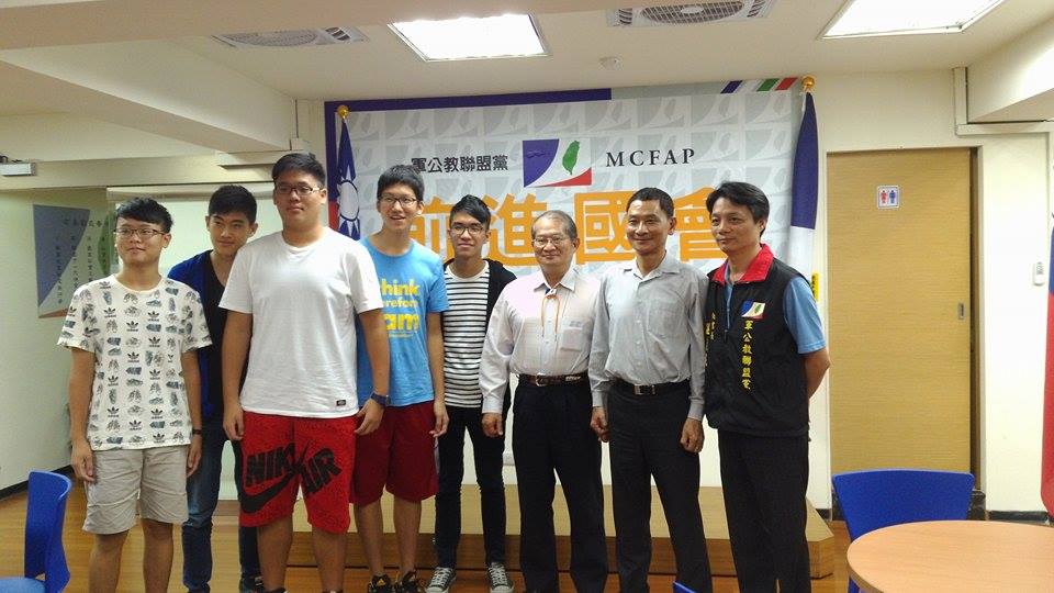西松高中學生14日下午拜會軍公教聯盟黨，與該黨主席李延禧、副主席吳金魁及秘書長溫義誠等人座談。（記者唐詩攝影）