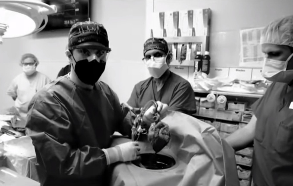 美國馬里蘭大學醫學中心，為一位心臟衰竭卻等不到心臟移植手術的男病人實施經過基因改造的豬心移植手術，讓他的生命延長了兩個月。示意圖／擷自公視新聞影片2022.1.11