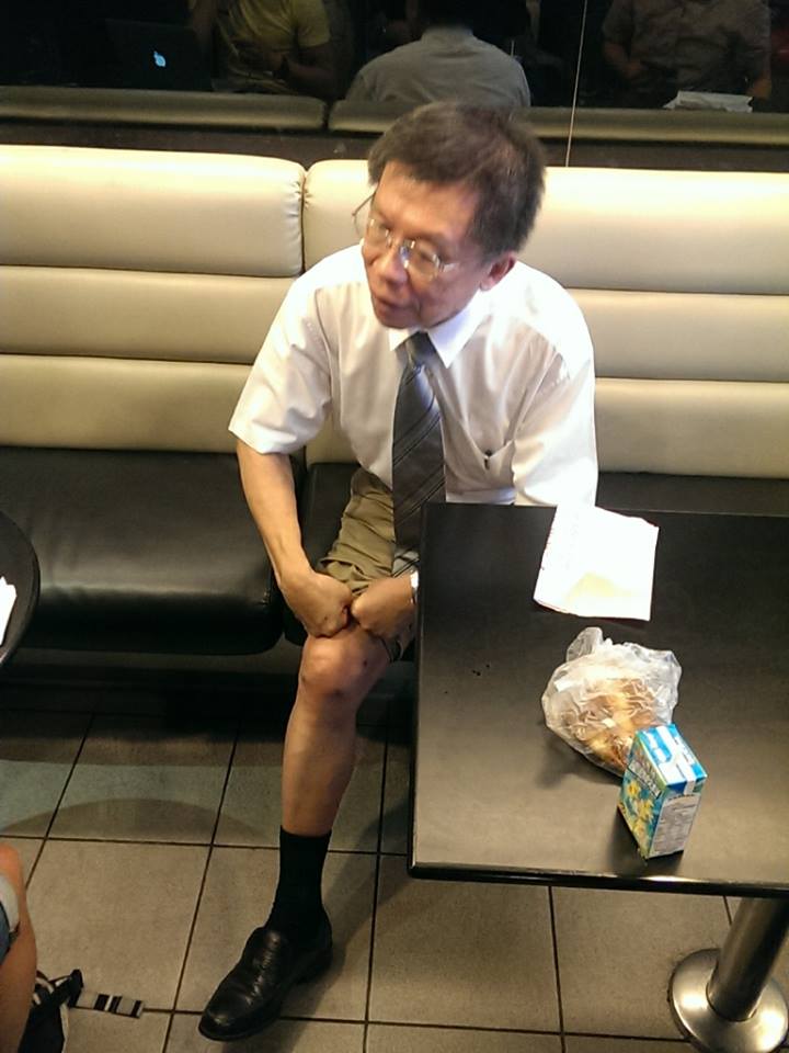 無黨籍台北市長參選人沈富雄日上前對於是否退選不把話說死，強調要看民調。　(本報資料照，記者唐詩攝影)