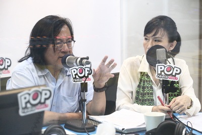 台北市都發局長林洲民（左）22日赴台北流行廣播電台（POP Radio），接受「POP搶先爆」主持人專訪，並說明大巨蛋案。圖／中央社