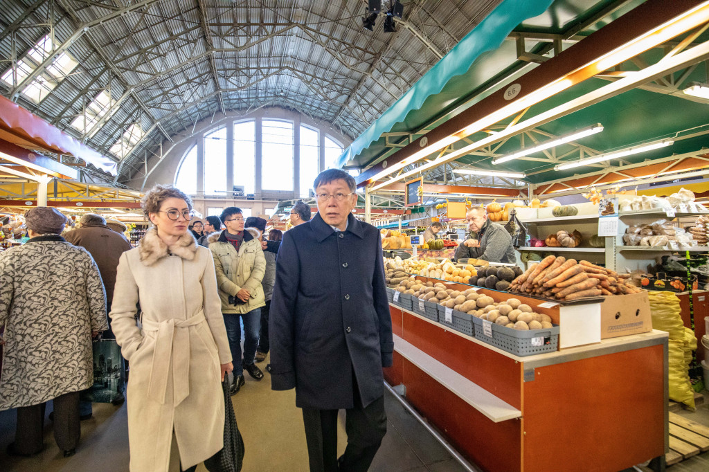 台北市長柯文哲走訪歐洲最大傳統市場的里加中央市場。圖／台北市政府提供
