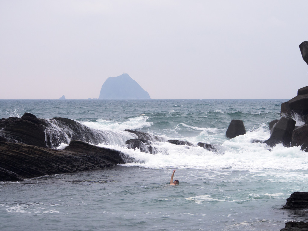 外木山天然海水游泳池。圖／張家銘攝