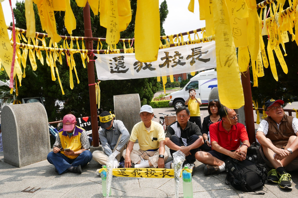 多名國民黨立委今日不滿教育部駁回管中閔聘任案，頭綁黃絲帶衝入教育部，在部長辦公桌四處繫上黃絲帶後離去。 圖／張家銘（資料照）