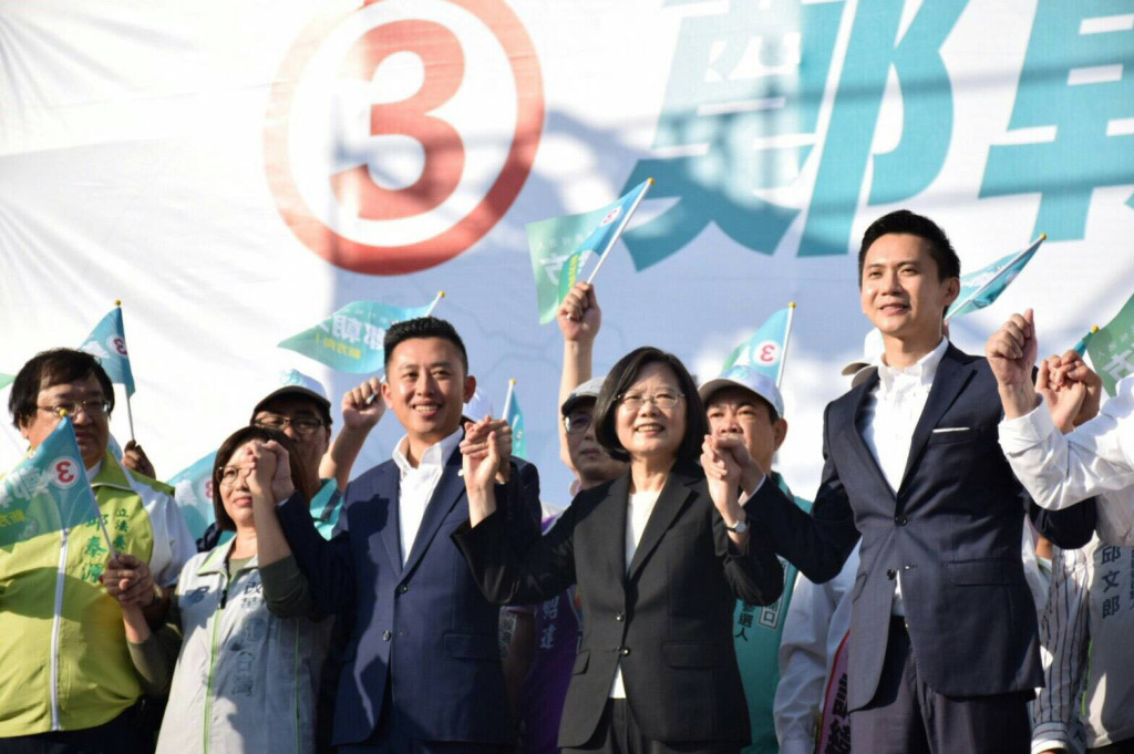 九合一選戰倒數，總統兼民進黨主席蔡英文今日先後替林智堅、鄭朝方站台，蔡英文說，蔡英文說，這次是新竹縣、市歷史上難得的機會，不要讓這千載難逢的機會從手中溜走，一定要讓鄭朝方跟林智堅一起為大新竹帶來改變，一起走向新方向。圖／民進黨提供