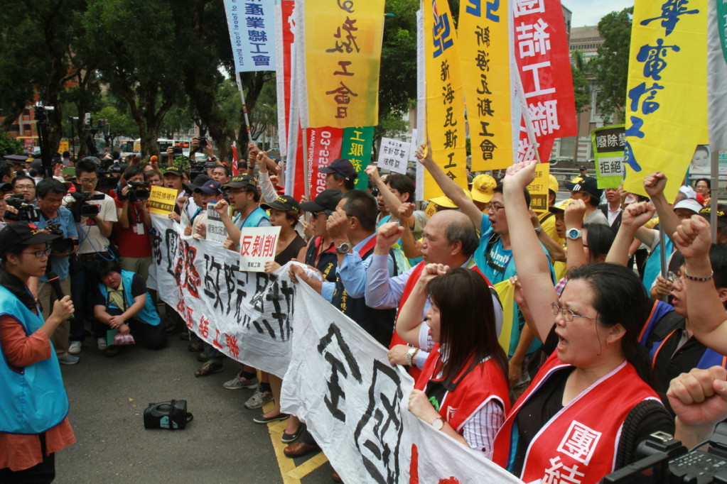 行政院會今天通過《勞基法部份條文修正草案》，於此同時，勞工團體發動上百人至行政院前抗爭，反對資方施壓政院妥協休假日縮減。（何豪毅攝）20160630