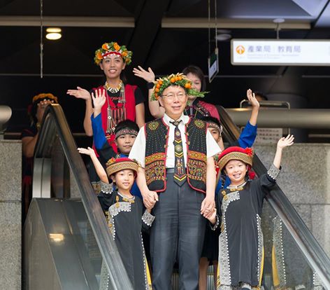 台北市長柯文哲今天穿著排灣族傳統服裝，出席原住民族正名紀念日宣傳活動，並在臉書預告8月1日當天他將跟高慧君合唱一首神秘歌曲。（圖取自柯文哲臉書20150729）