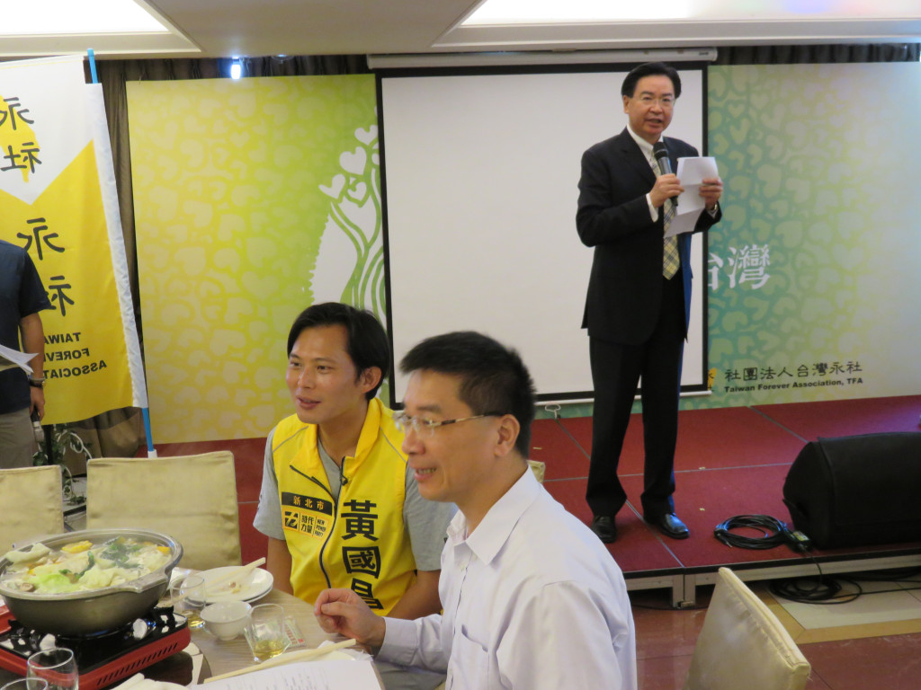 永社募款餐會，民進黨秘書長吳釗燮代表黨主席蔡英文致詞，宣讀蔡英文預備好的演說稿，承諾落實司法改革。（記者唐詩攝影）