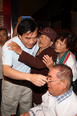 台南市議長李全教(左)2日晚間獲交保後步出台南地方法院,與父母親見面時互相擁抱。(中央社) 20150402