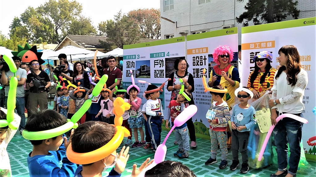 日月光幼兒園今在油廠國小舉行「日月光幼兒園開工動土儀式」，三十名小朋友與家長一同見證祝福。(圖/陳俊廷)