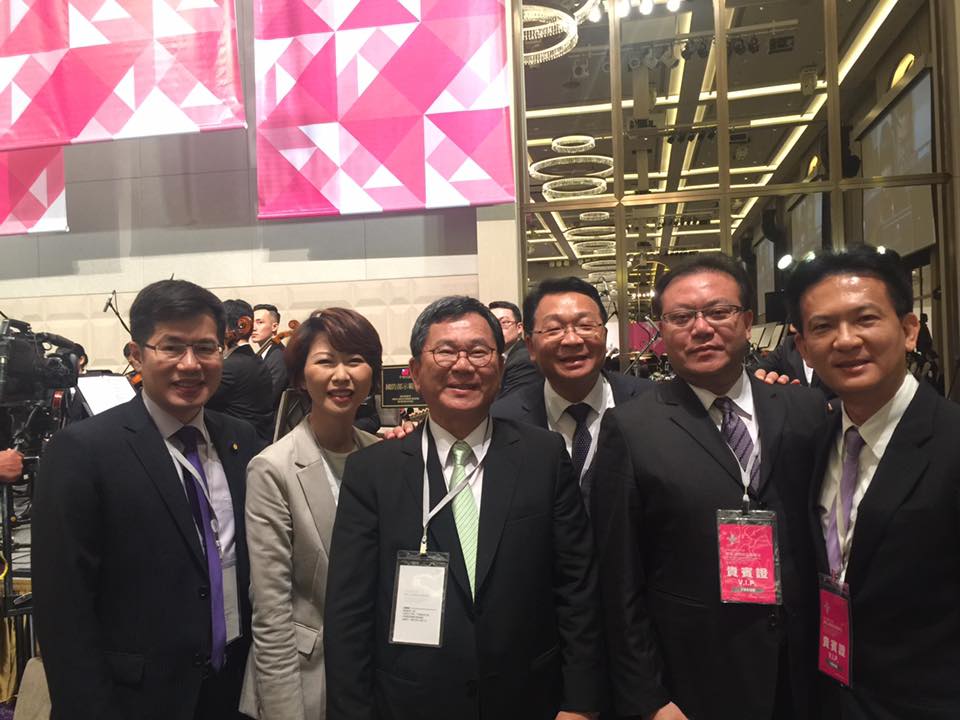 民進黨重量級立委陳明文（圖中）躍出嘉義，展現全國性能量，號召十名立委組成「台灣世代教育基金會」。圖／取材自陳明文臉書