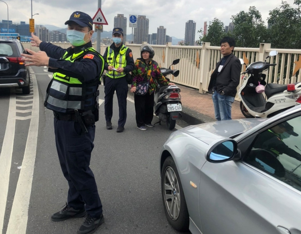 警察行使職權，如臨檢，必須出示證件或穿警察制服，更應告知事由。示意圖／臺北市政府警察局提供