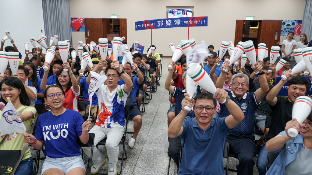 郭婞淳舉重奪金，台東縣府在禮堂架設大螢幕，全場歡聲雷動。圖／台東縣府提供