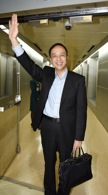 中國國民黨總統參選人朱立倫（圖）10日晚間啟程訪美，他說此行尊重美方安排，會見到應該見的好朋友，希望大家為他及台灣加油。（中央社）
