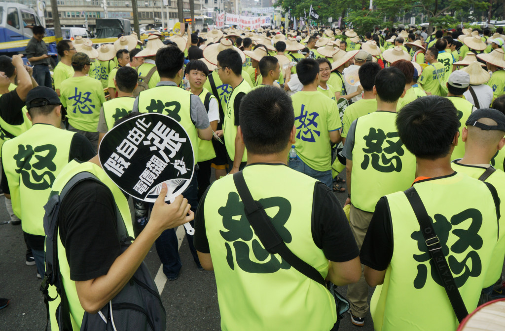 台電員工不贊成電業自由化，指自由化將造成電價上漲2丶3倍，日前身穿「怒」字T恤，到監察院前高舉抗議布條，表達反對修法等立場。圖／張良一