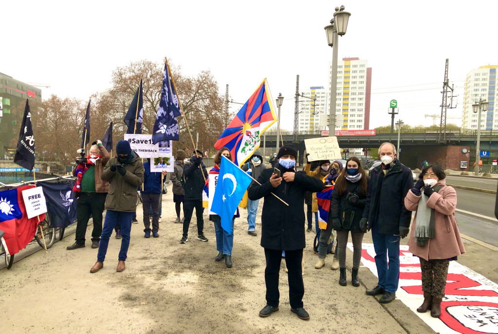 12月10日「國際人權日」在德國柏林有11個單位到中國駐德國大使館前舉行了示威，呼籲國際社會關注中國的人權狀況。圖／田牧