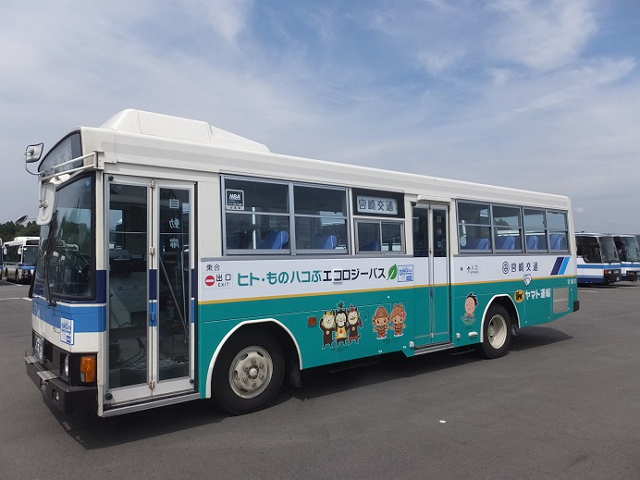 日本雅瑪多運用長期深耕通路的優勢，與宮崎縣巴士公司合作，推出「客貨混載」服務，接送村落老人就醫和採買，也創造長者、宅配與公車業三贏。圖／取材自www.travelvoice.jp