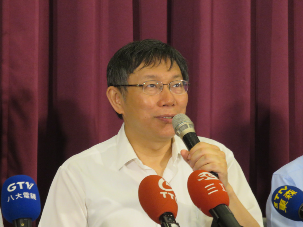 台北市長柯文哲上任滿半年，今（24）日與媒體餐敘時表示，當市長至少半夜沒有被叫起來，現在睡覺是連續的，還是比當醫生輕鬆很多。（記者林冠妙攝20150624）