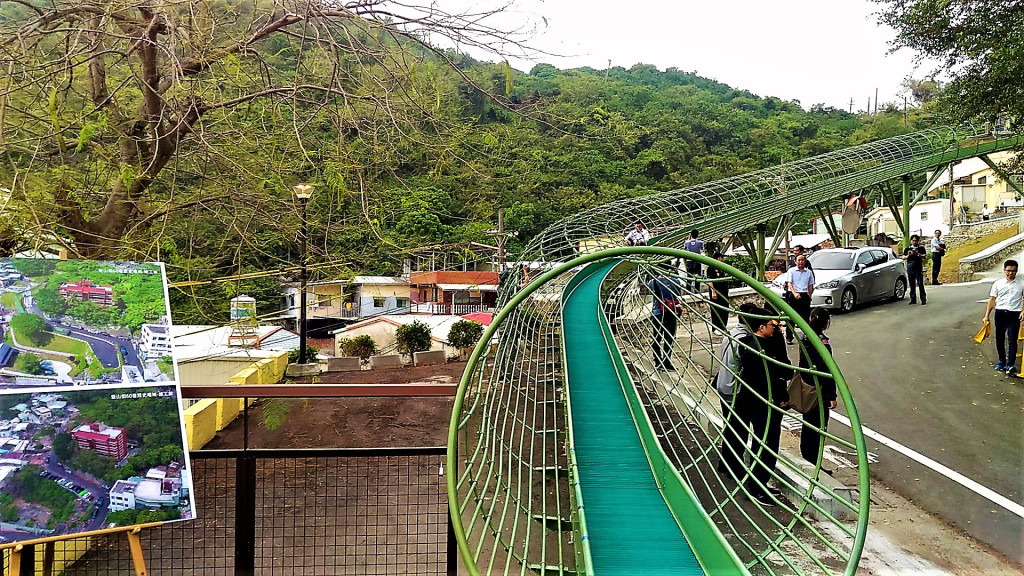 全台首座穿越歷史場域之長距滾軸滑梯•哈瑪星登山街60巷「時空廊道滑梯」今啟用。(圖/陳俊廷)