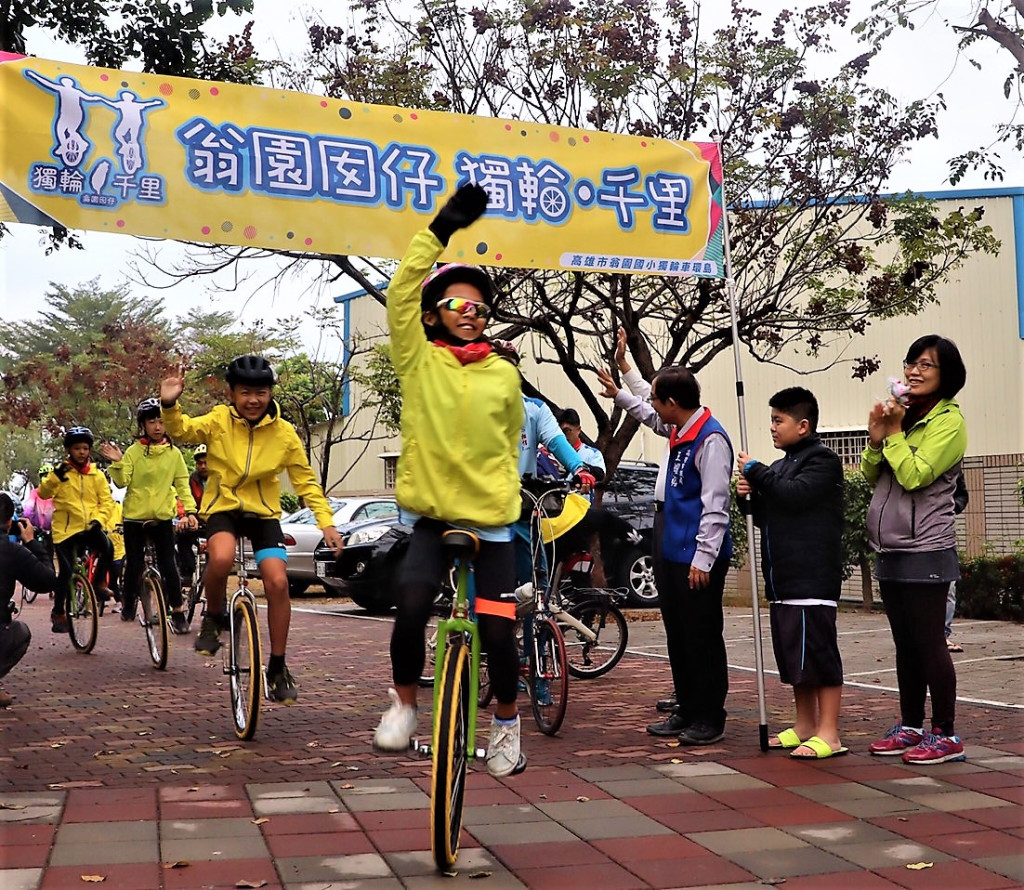 全國學童寒假已開始，高雄市大寮區翁園國小今年的寒假作業不一樣！獨輪車隊今20日(日)正式啟程，以逆時針方向，挑戰全程一千公里環遊台灣島一圈，歷時13天，預計到2月1日返回學校；學生們用獨輪車見證台灣的美麗。