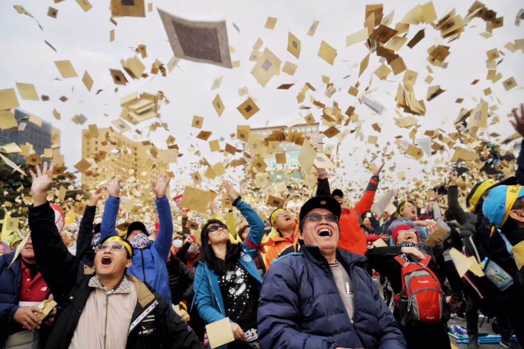 反年金改革聯盟帶來大量冥紙拋灑，抗議蔡政府年金改革並未傾聽人民的聲音。（圖／張良一）