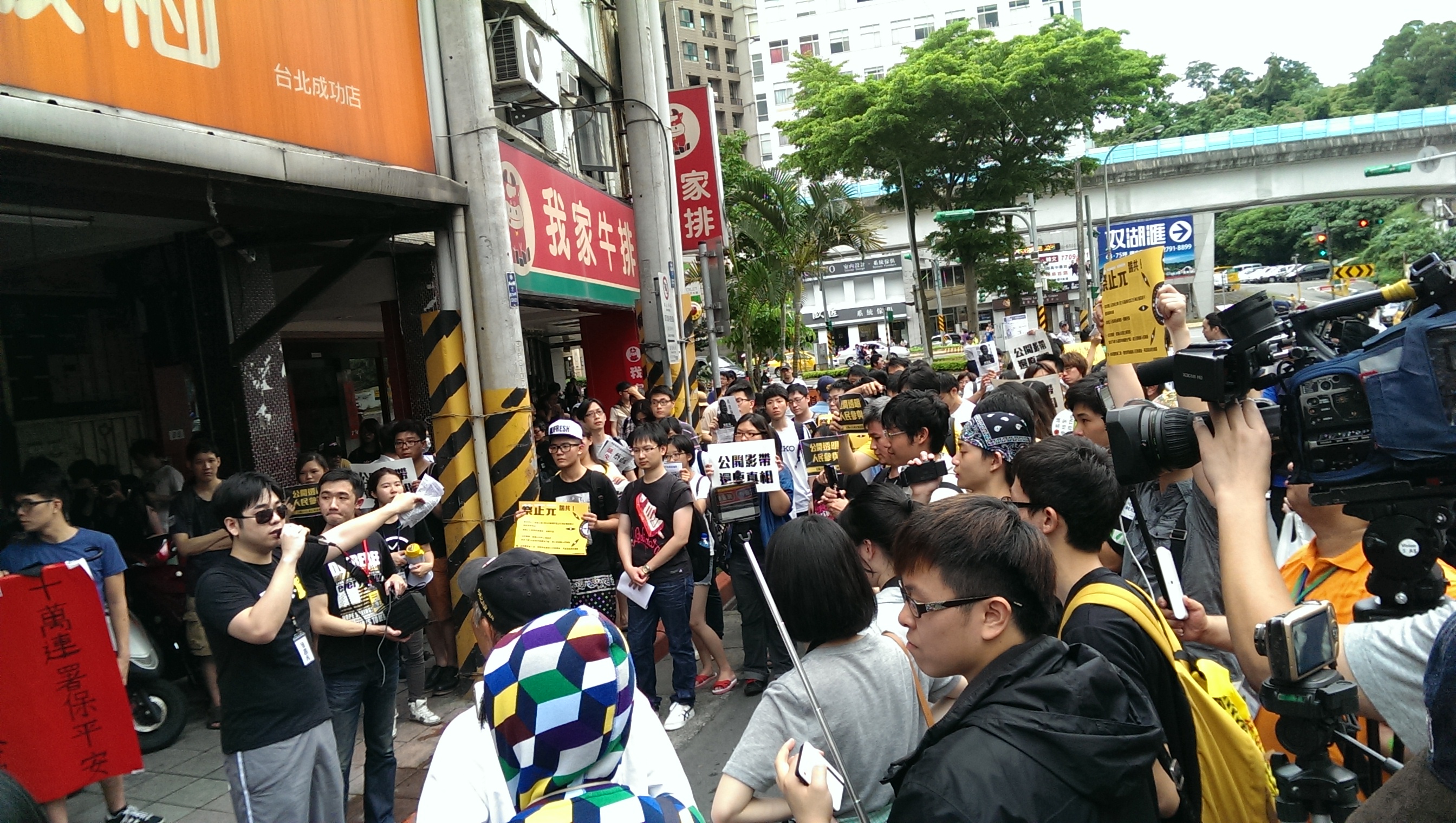 不滿藍委蔡正元未對「趴車事件」交代真相，公民團體與學生今(24)日再度發起路過蔡正元服務處，要求蔡正元出面說明 (記者唐詩攝影)