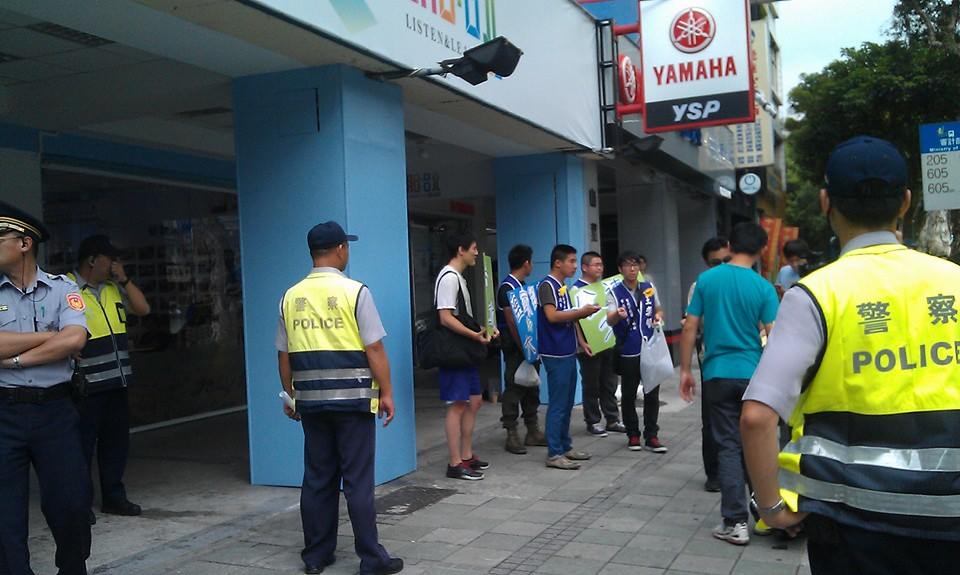 北市議員候選人王奕凱率群眾前往連勝文總部前抗議。（翻攝自王奕凱臉書）