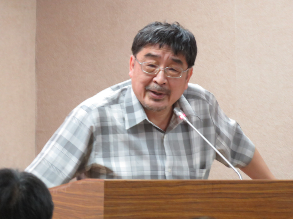 立院司法及法制委員會今召開「原住民族促進轉型正義」公聽會，不滿部分民進黨立委私下放話，曾擔任民進黨政策會族群小組召集人，也是總統蔡英文族群政見小組召集人的學者施正鋒在會中痛斥綠委「不要亂罵學者」，勿放話修理原住民立委。