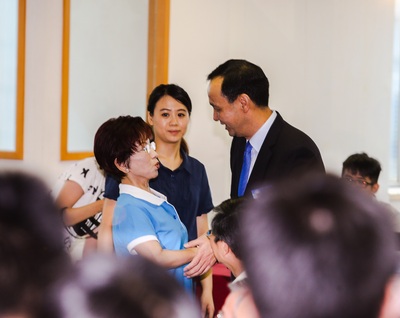 國民黨主席朱立倫(右)昔日與立法院副院長洪秀柱(左)握手喊團結,如今操作「換柱」,引爆兩人關係緊張。(中央社資料照片)