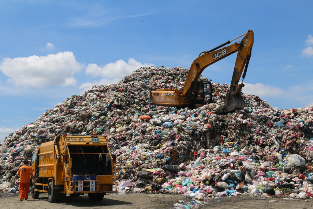 原本僅作為臨時轉運功能的虎溪轉運站垃圾囤積量暴增，目前該處堆置量已高達8000公噸，已成為一座「垃圾山」，環保署今天針對。圖/斗六市公所提供