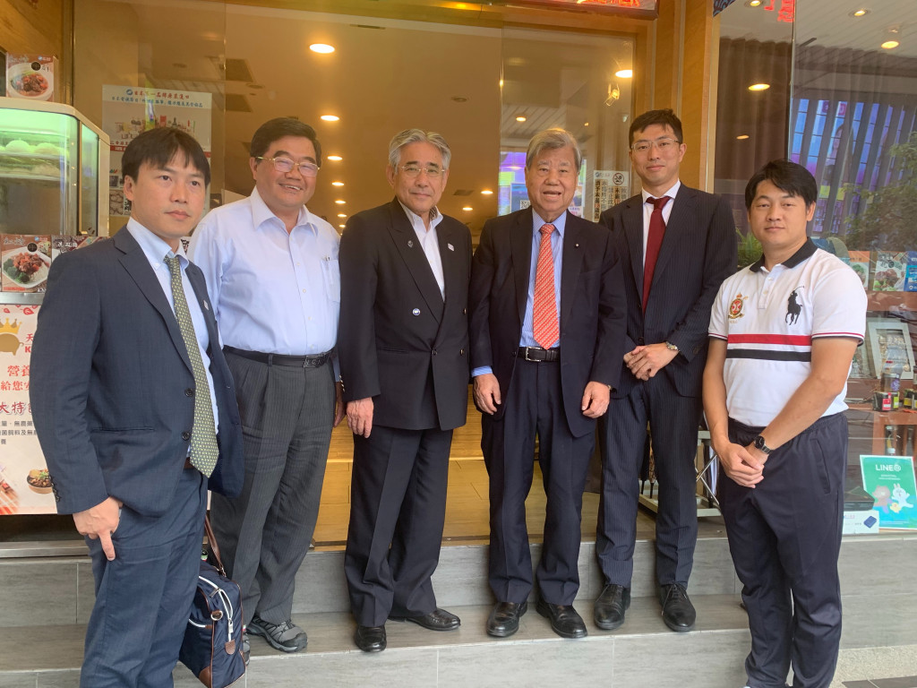 東京都議會議員鈴木隆道議員（左三）與小坂幸太郎（右二）偕同中華民國迷你足球協會會長張武業會長（右一）於24日訪問第一名店王義郎董事長（右三）。圖／第一名店提供