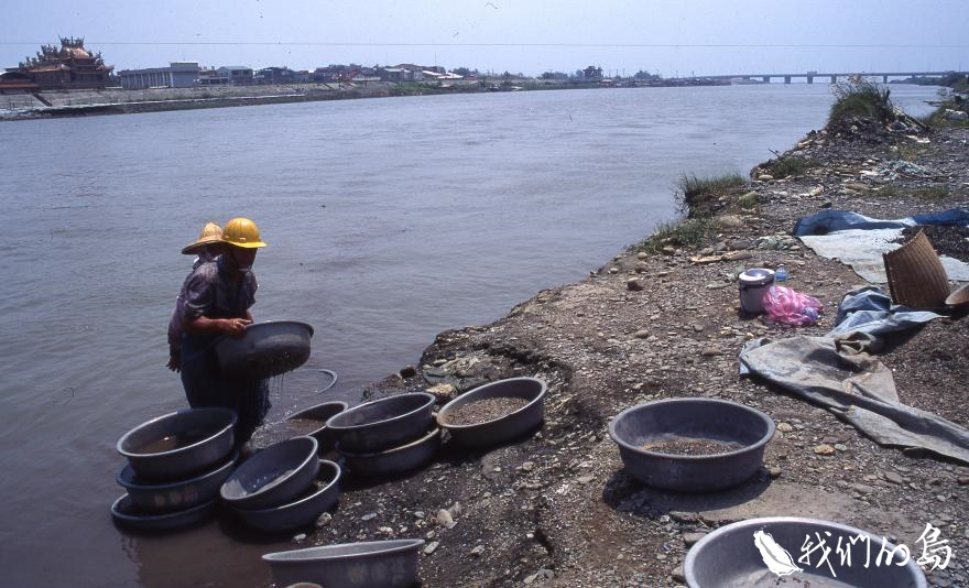 相較於淡水河，二仁溪的命運更是坎坷……圖為1995年台南二仁溪畔掏洗廢五金。圖／公視《我們的島》