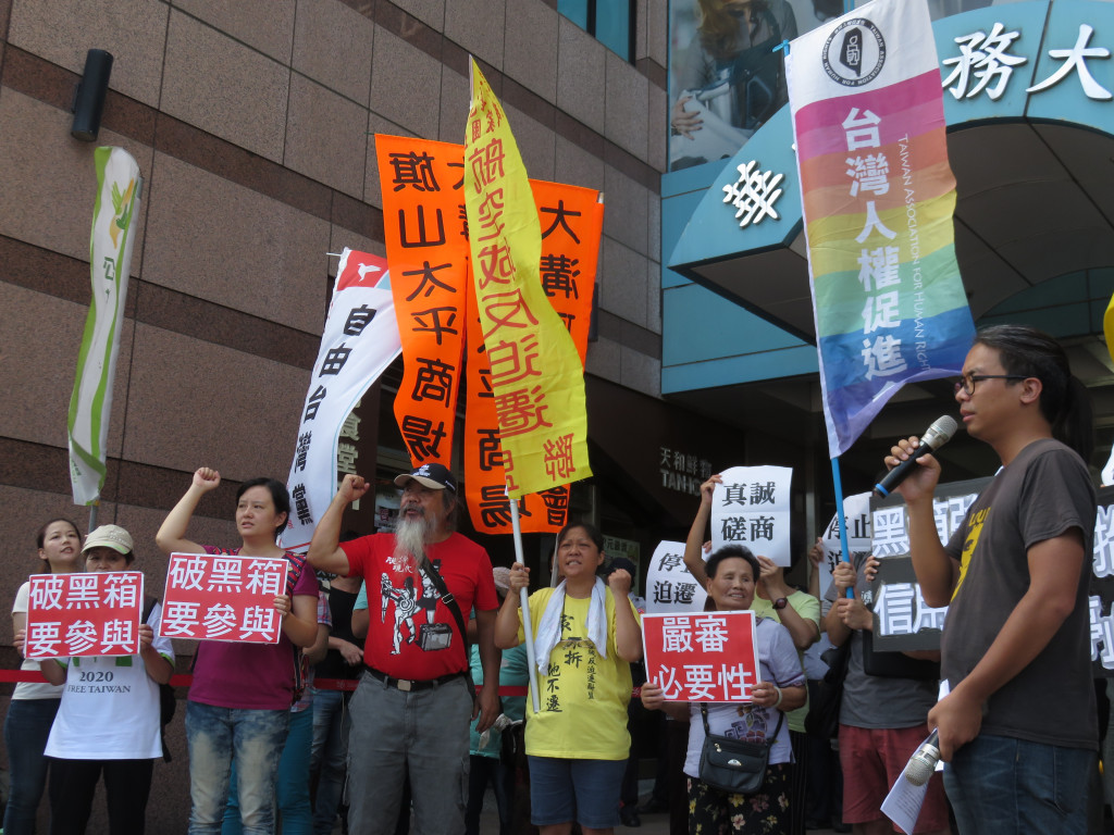 高雄旗山大溝頂老街、果菜市場跟拉瓦克部落10日和多個人權團體及反迫遷連線北上陳情抗議，於民進黨中常會時要求政府打破黑箱，跟居民面對面公開對話。圖／李秉芳