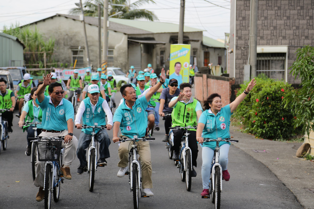 翁章梁力拼勝選，11天連續在嘉義縣18鄉鎮市掃街拜票，希望故鄉義竹鄉能開紅盤，民進黨候選人全壘打，帶領嘉義縣勇敢轉型。圖／翁章梁競辦公室