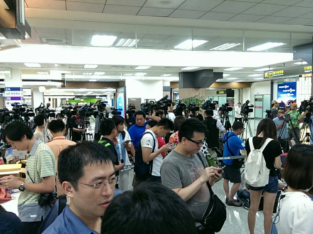 行政院在交通部民航局成立「馬公空難中央災害應變中心」，現場擠滿媒體記者。(記者唐詩攝)