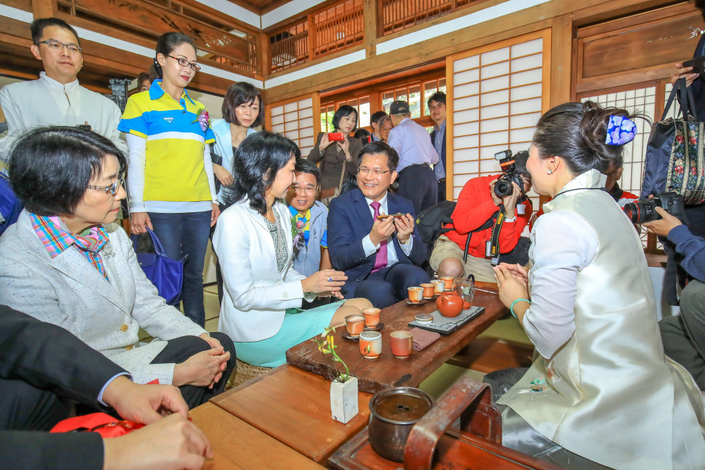 林佳龍市長在清水國小日式宿舍，以台灣茶招待日本眾議員夫人岸智香子。圖／台中市新聞局提供