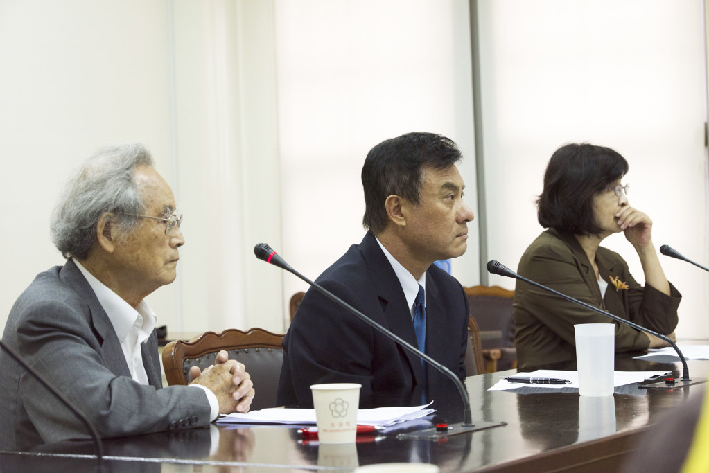 立法院長蘇嘉全(中)接見政治受難者蔡寬裕(左)等人情願，強調將推動早日立法 完成，落實「轉型正義」（黃謙賢攝20160512）